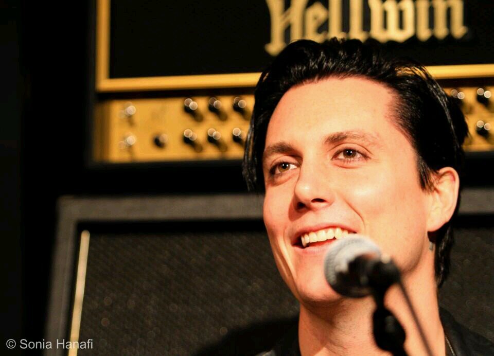 Soy Synyster Gates y toco la guitarra en Avenged Sevenfold. [Fake]