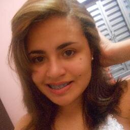 Estudante, Trabalhadora, Violinista (toco outros instrumentos também  rs') e Serva de DEUS!! Meus sonhos? Estou 
construindo.  :)   ♥