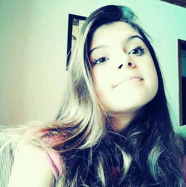 ; Ela é do tipo que se arruma bonitinha , vem dançando coladinha , dá um sorriso e faz gracinha pra mim (8