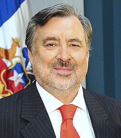 Ingresó a estudiar Sociología en la Universidad Católica del Norte, Licenciado en Periodismo, sociólogo y periodista, Magister en Ciencias Sociales.