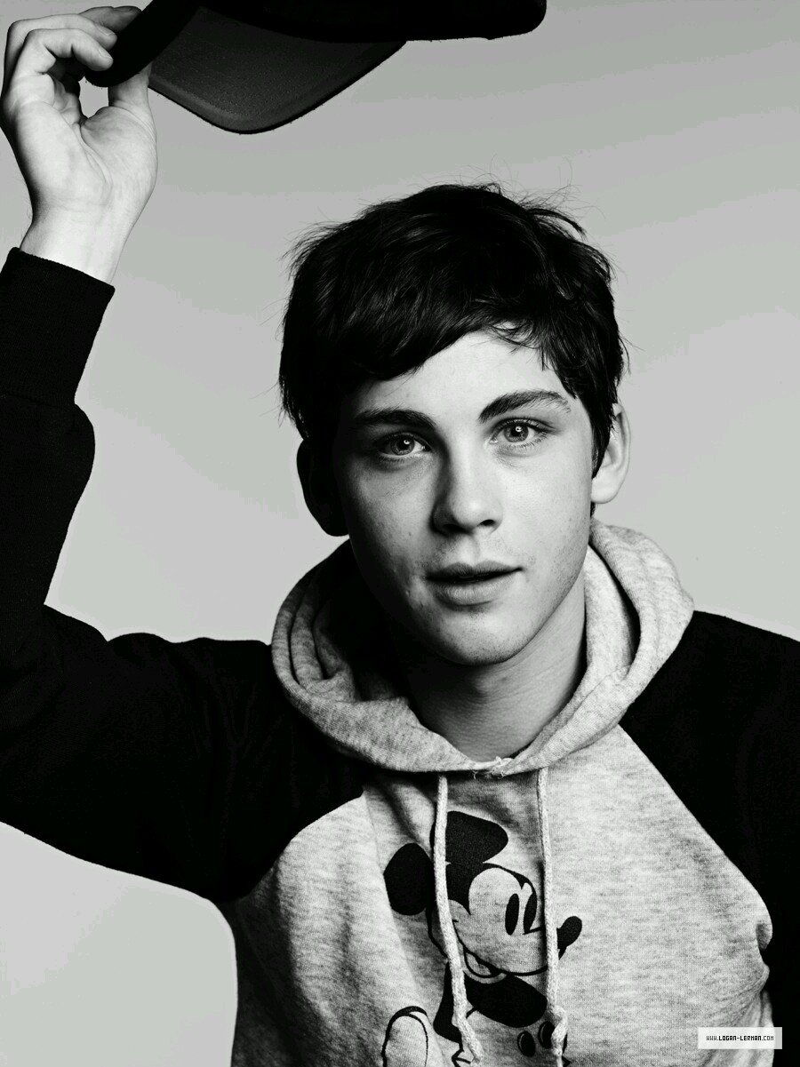 logan lerman, attore, si.. lo so. sono molto sexy (:
