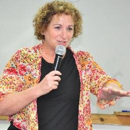 אישה, משפיעה, כותבת, מרצה, מאמנת, מנחה...