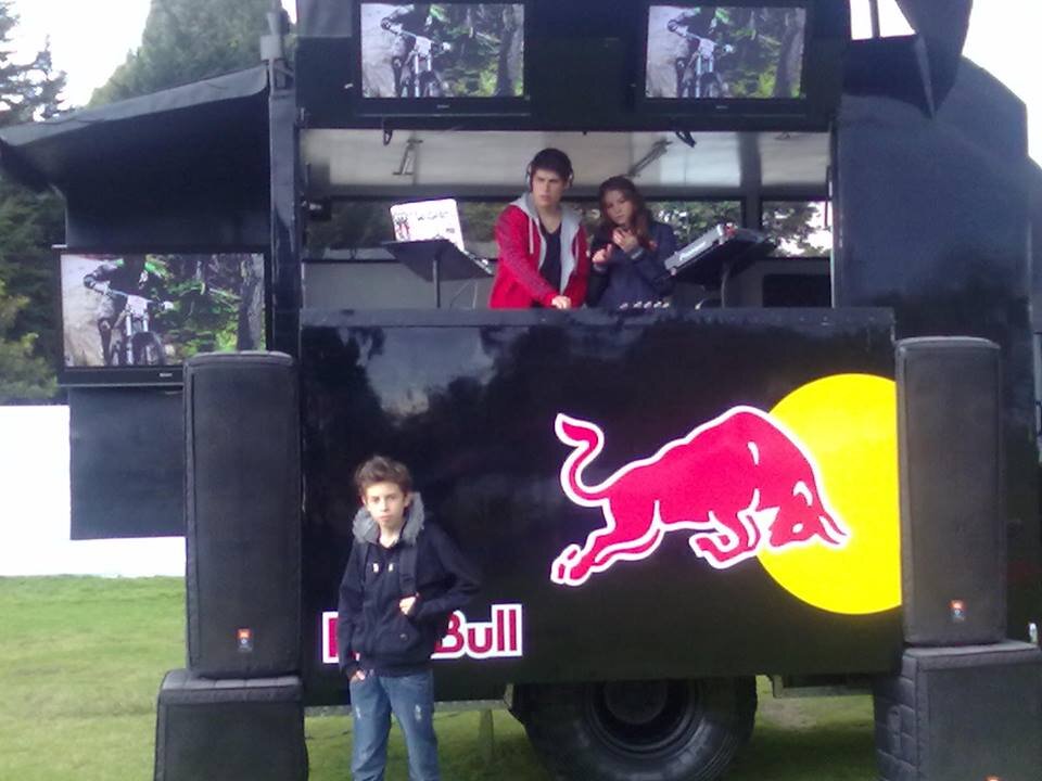 magicanclover's profile picture. “La vida es corta, vívela. El amor es raro, atrápalo. El miedo es horrible, enfréntalo. Los recuerdos son dulces, aprécialos.”