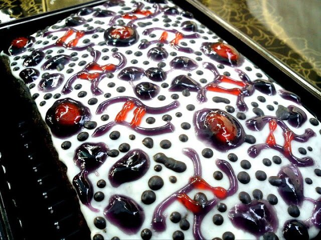 Brownies Unik Motif Batik KHAS KOTA SOLO. Cocok sebagai Oleh2 UNIK dengan aneka topping batik khas SOLO.  Pin 31098C08 /sms 083865049998|jl.Ronggowarsito 183