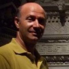 Escritor (Ramón Sanchis). Ha publicado ensayos, reseñas, artículos, poemas y relatos. Ha estudiado filosofía y antropología en el Instituto Hermes de París.