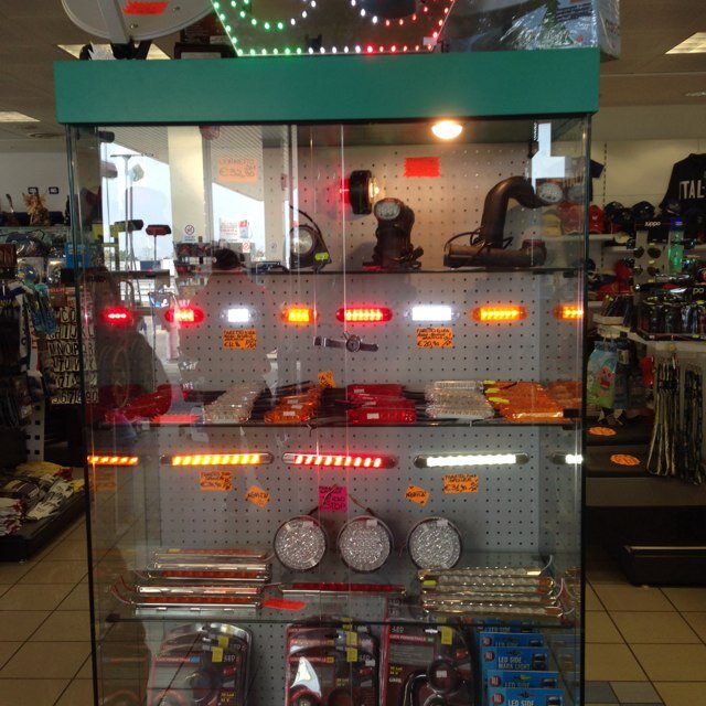 DV8 srl Stazione di servizio autostradale q8 trebbia sud (pc) con accessoriatissimo truck center con ottimi prezzi,vero e proprio paradiso del camionista.