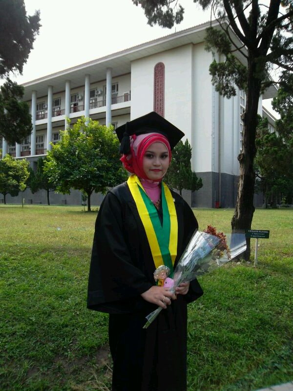 Easy going,,Friendly,,open minded..cheerful..nicely..reserved..traveller..n a dreamer :)