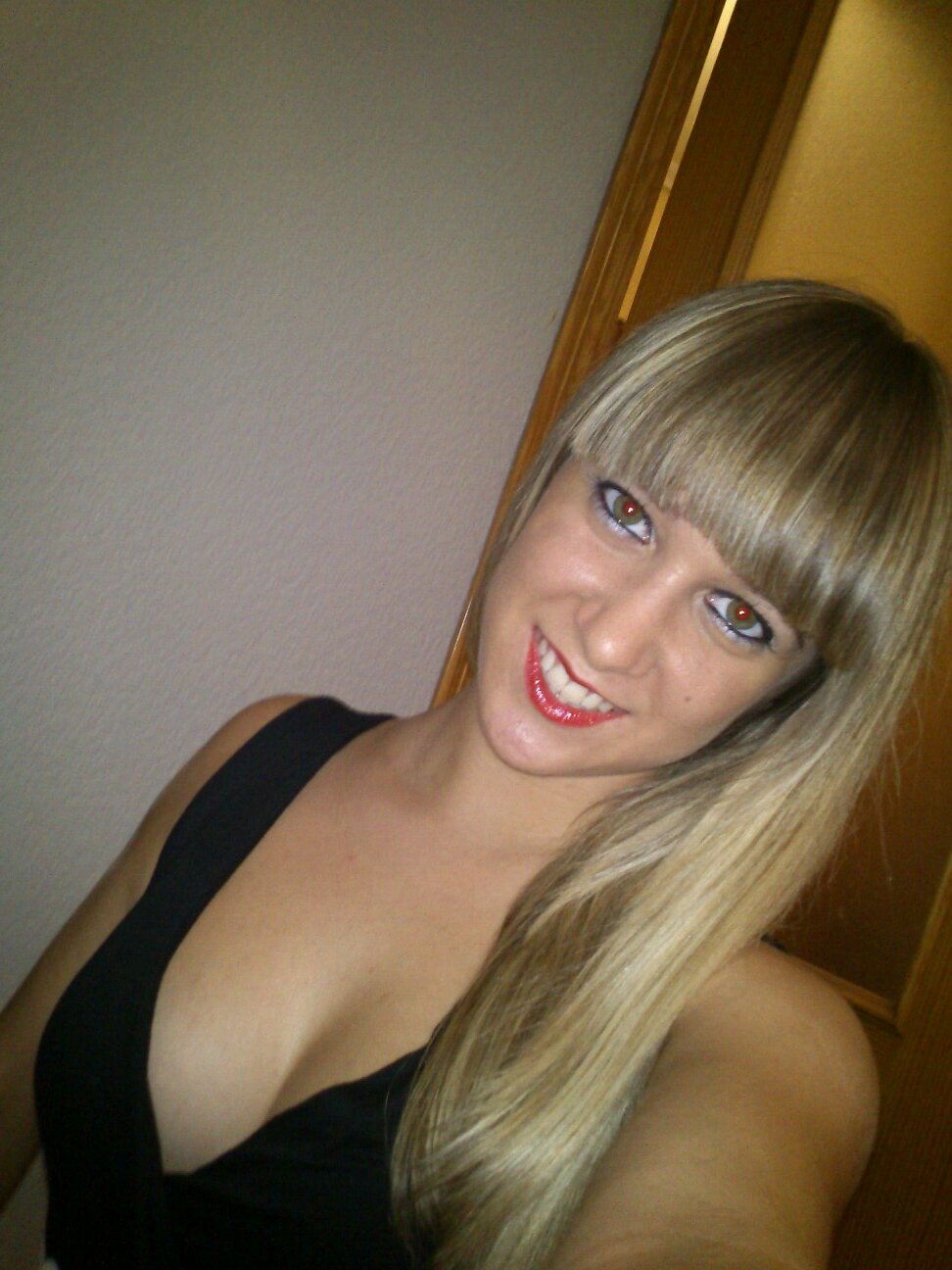 Vividora, soñadora, feliz, amante de las risas y sonrisas, disfrutando de la vida y viviendo el momento.