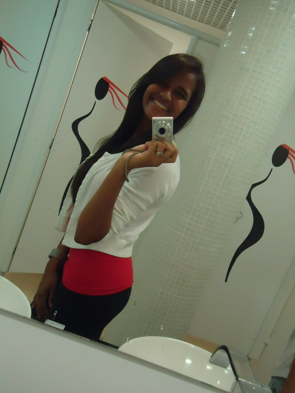 Minha maior paixão é o ballet clássico,sou são paulina e amo esportes...!Meu maior tesouro: minha família sempre :)