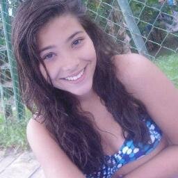 Posso viver sem a grande maioria das pessoas.Elas não me completam,me esvaziam.