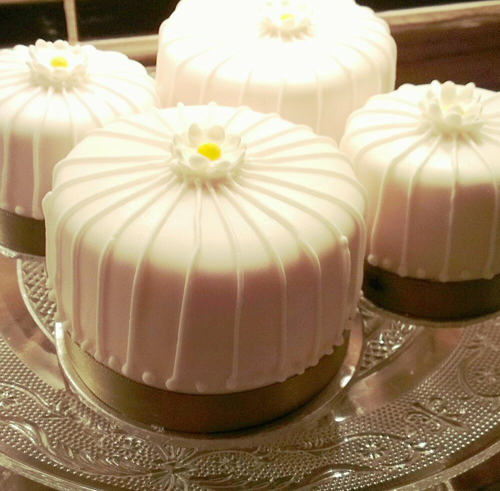 Pastry Chef & Cake Decorator specialising in Handmade Bespoke Celebration Cakes. Follow me & like me on fb