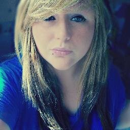 Manon, 14 ans, complètement folle. #TeamSmadja                                   ASK: http://t.co/a1OKsNMOVy