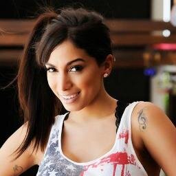 Olha Anitta cê me faz tão bem
Só de olhar teus olhos baby eu fico zen
O coração acelerado a mais de cem
Eu juro que não quero mais ninguém
Vc me faz tão bem