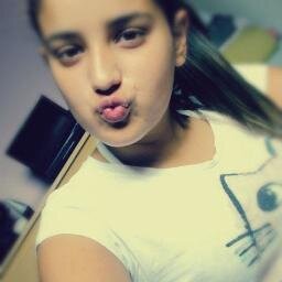 Sorrir não mata. Viver não dói. Abraçar não arde. Beijar não fere. Rir não machuca. Você não tem motivos para não tentar ser feliz :D Follow me ?!
