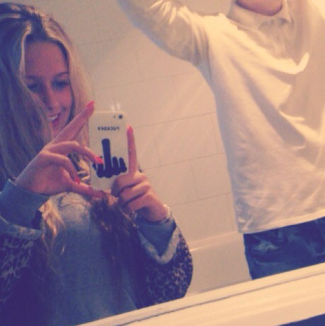 SophieLouiseJoy's profile picture. Pin;26C80425