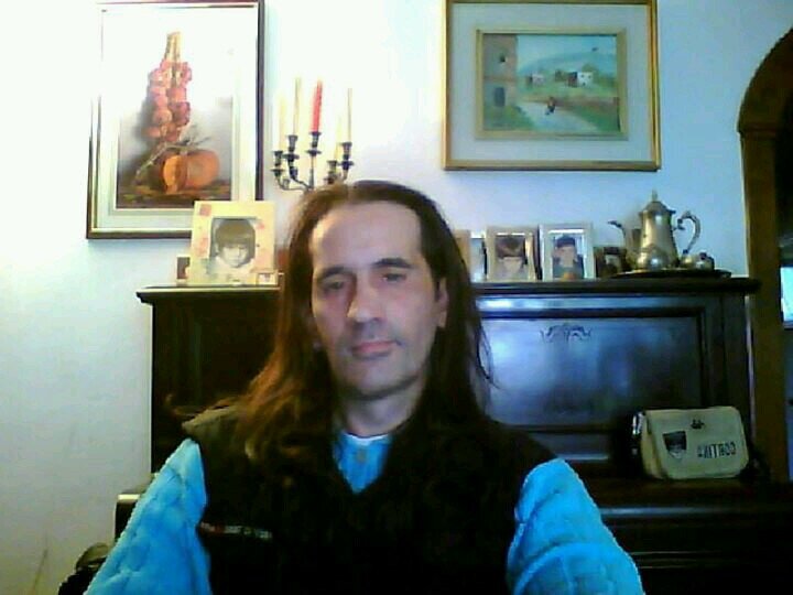 moro capelli lunghi magro