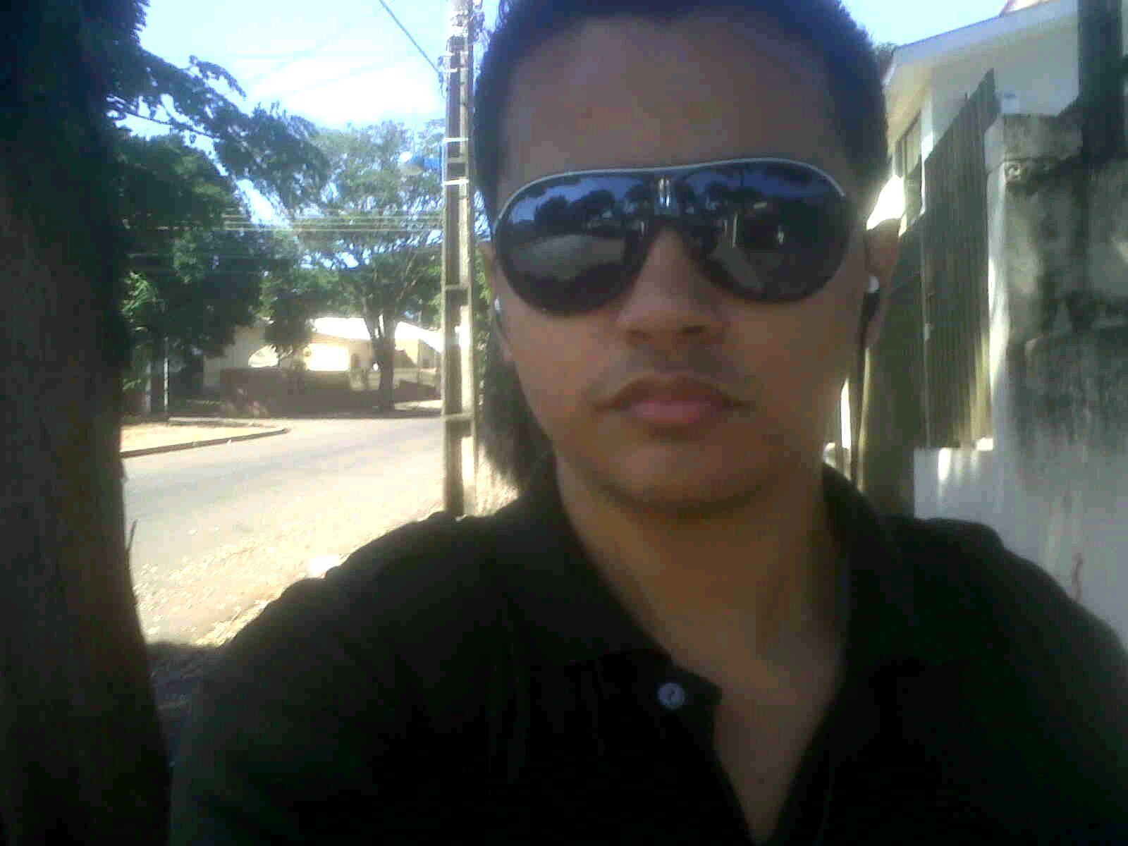 Meu nome é Fellipe Augusto, tenho 18  anos, sou roqueiro.