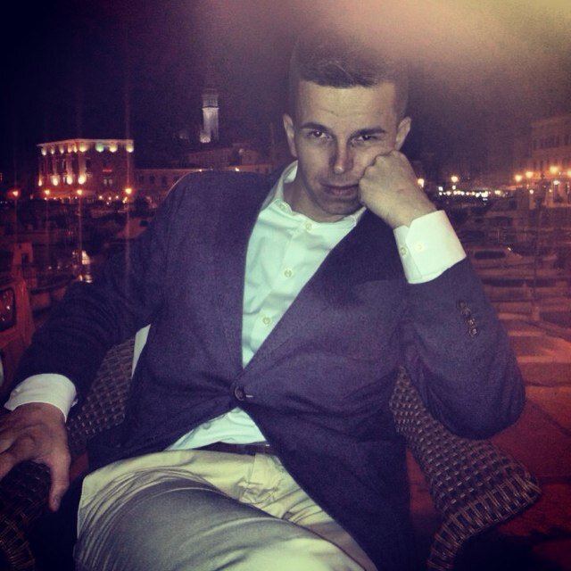 DamirKnez's profile picture. DOOH Advertising / Digital Signage