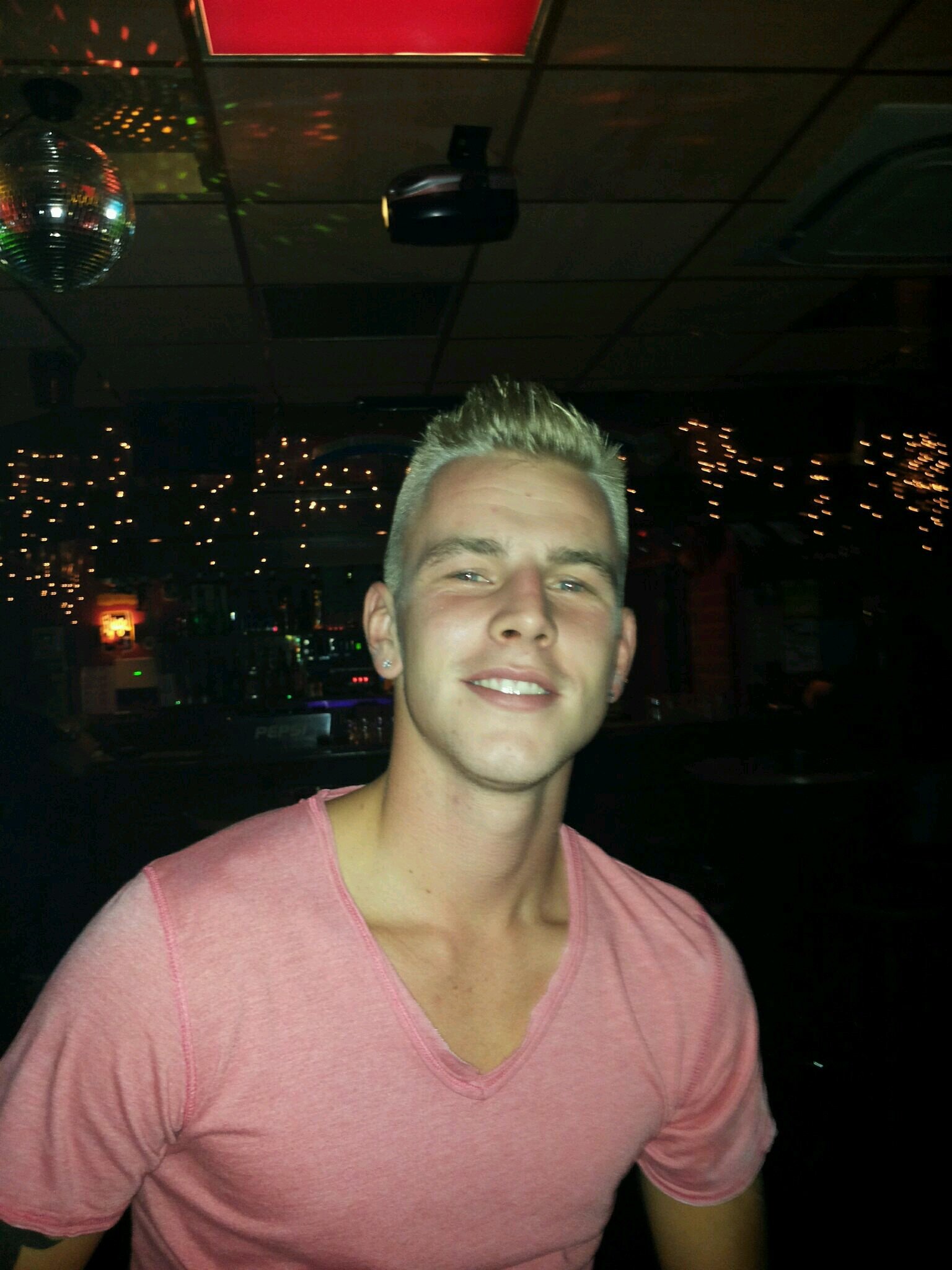 22 jaar. Bedrijfsleider bij Kramer Fish. Sport: kickboks. Enjoy the moment