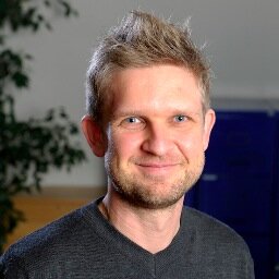 Lurer meget, pipper mindre. Mest om private ting. Professionelt: pressechef i Energinet