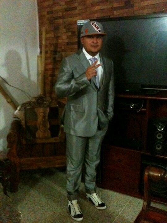 Venezolano listo para defender la tierra con la espada de Bolivar y Chavez