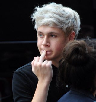 I JUST GAVE YOU A FREE FOLLOW SO FOLLOW @Lagunanarryx (She'll follow back only if you ask though. Dont be shy ) THANKS ILY
