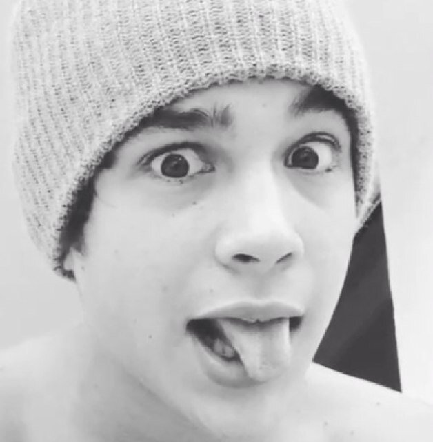 I love 1D and Austin Mahone they are my life literally!:) life is like a roller coaster it has its ups and downs but when it comes to turns its time to change
