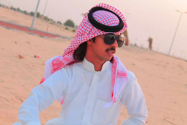 ليس هناك من يمنعك أن تبتسم وليس هناك شيء يستحقّ الحزن الحيَاة متقلبة وعليك أن تقتنِع أن: الماضِي مات.. والقادم قد كتب..