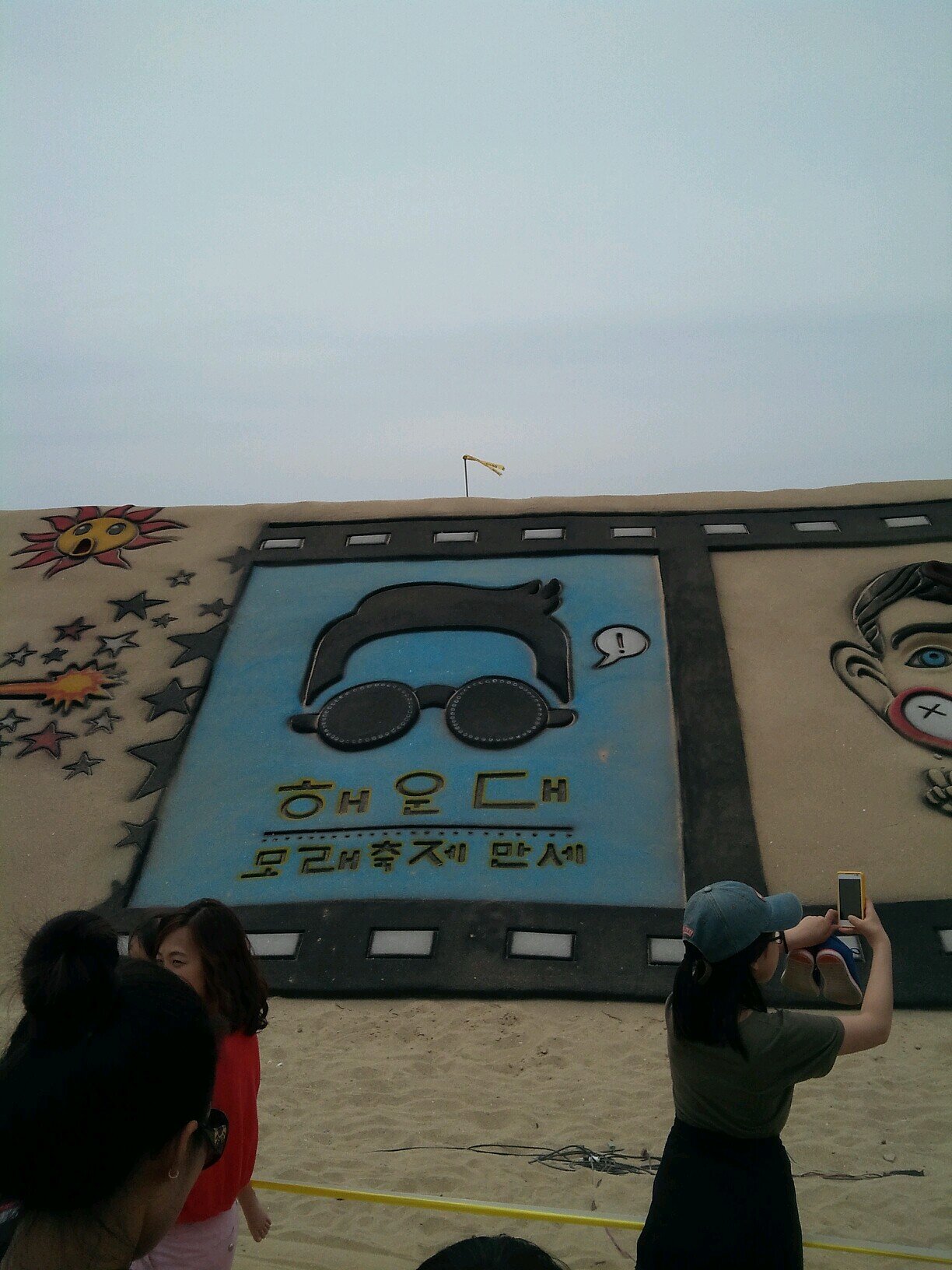 수줍고, 평범한 40대 직딩!! 따뜻하고 같이 함께 하는 세상을 꿈꾸고 있지요 ^^