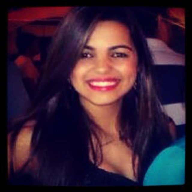 Estudante de Odontologia, 18 anos, Paraibana e Pernambucana, namorando, e louca por Anatomia humana.