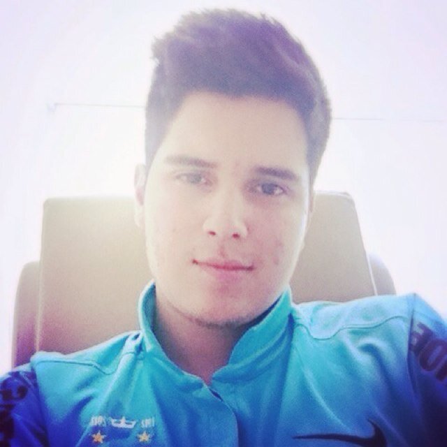 Aquário, Santista, 17 anos, extrovertido , e principalmente servo e filho de Deus.