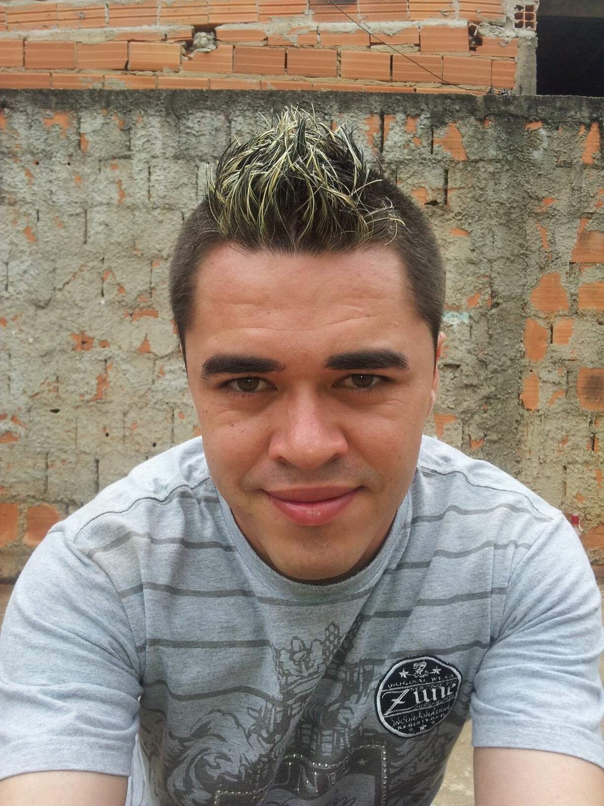 viver consiste em ir alem do respirar...amar, gostar, se arriscar, errar, perdoar, e tentar ser feliz....