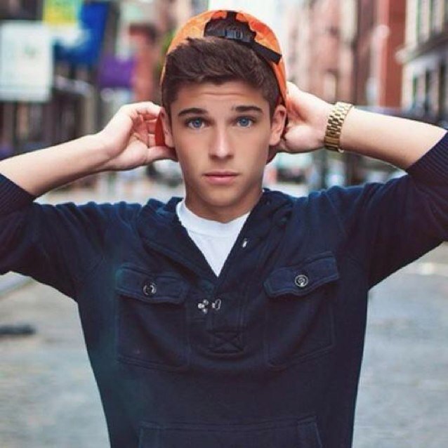 Basketball player. 19. British-dutch-indonesian. LA Lakers. Justin bieber&one direction. Fabregas&Barcelona. Loving my fam. I tweet in english,indonesian&dutch