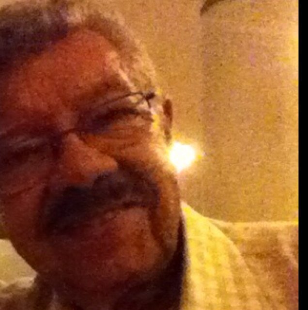 Médico, poeta, vivo hasta ahora, ex maestro de la carrera de Gerontología. maestro de Escuela de Escritores. Casado en reincidencia porque me sedujo una rubia.
