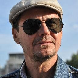 ...perditempo poliedrico, capace di far finta di disegnare, scrivere, giocare a freccette e fare di conto