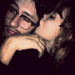 Lo resisto todo,soy increíble y uso las frases que quiero,llego tarde hasta en auto y soy cursi en el amor,tengo mis viernes por la noche y Nuria besa riquisimo