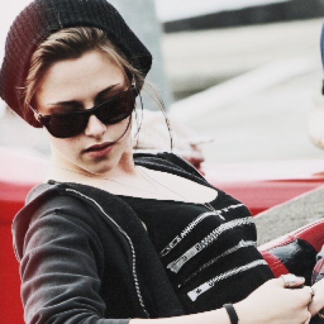 I left Forks behind and now I am eperiecing college with my love. RP AU 18+