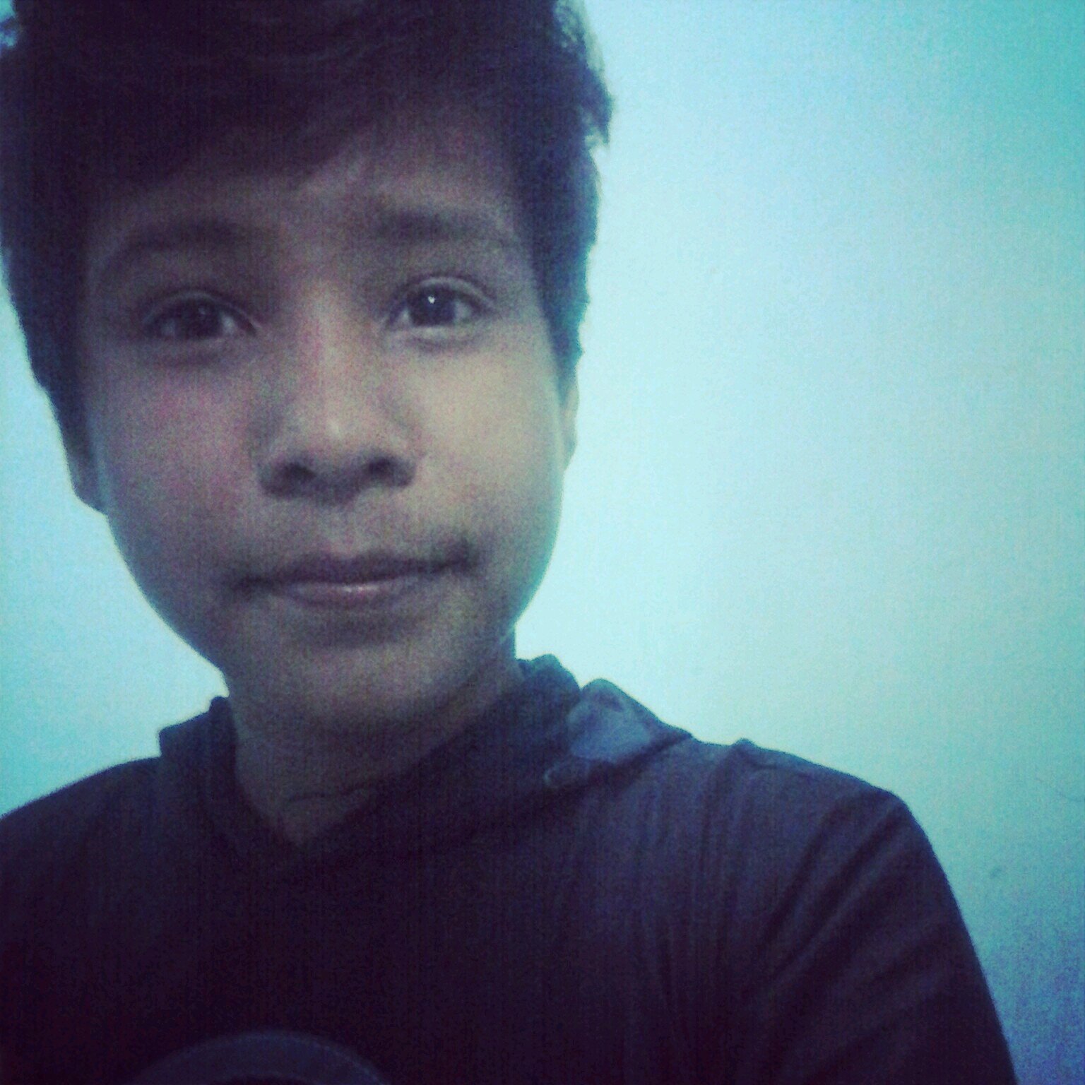 Acredito que não posso me descrever, mesmo porque desta vida ainda não vi nada, logo conclua que sou incapaz de saber exatamente o que sou, ou quem sou!