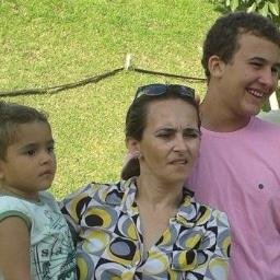 Sou casada, tenho 2 filhos lindos, o Alessandro 12 anos e o Davi 2anos, minhas razão do viver.
