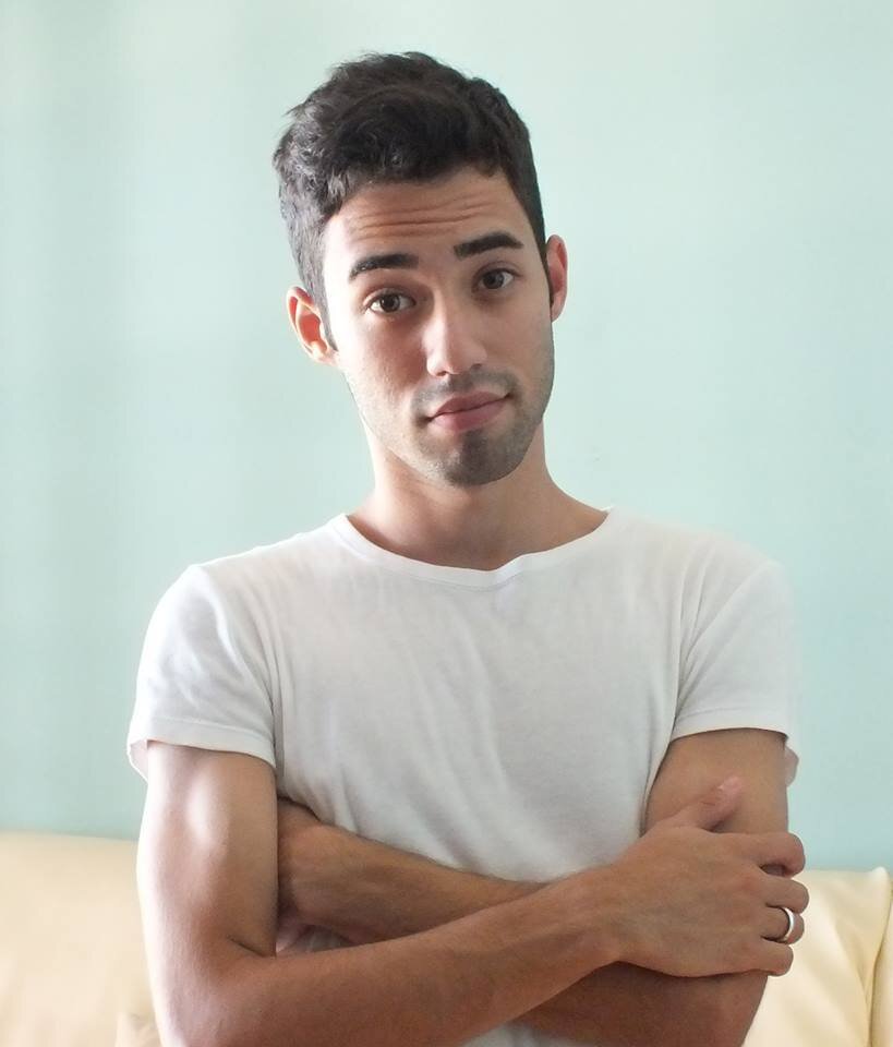 Olá, meu nome é Alessandro Oliveira, sou Web Designer Freelancer especializado em Criação de sites.