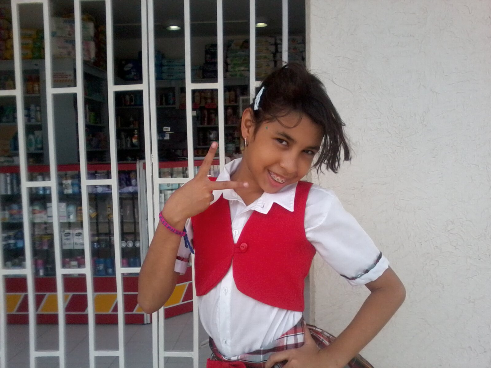 hiper activa hermosa inteligente exelente estudiante se porta bien con los amigos y sus padres
