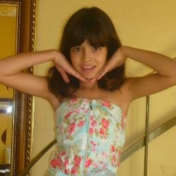 Amo Violetta, pizza, futebol, amoo o flamengo, gosto de One Direction, Justin Bieber, Selena Gomez e Demi Lovato, amoo Rebelde e sou rocheira