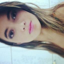 Não sou de demonstrar sentimentos, mas sou cheia deles...
 Eu sofro em silêncio
 Amo com o olhar e
 Falo por sorrisos!!!