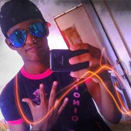 Sou um cara , que gosta de fazer as pessoas rir , sou bem eclético .