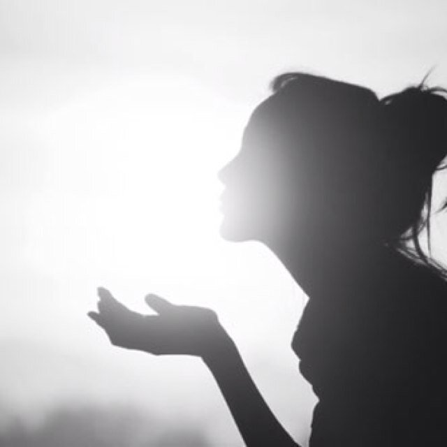 إذا ضاقت بك الدنيا..♥.. فأسجد لربك واخبره كل مافي قلبك فإن بين المحبين اسرار^_^