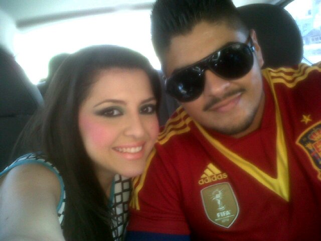alegre, amiguera, me encanta ir de antro, estar con mi esposo, ver la tele, trabajar, soy una personaa muy sincera, y me encanta estar en facebook and twitter..