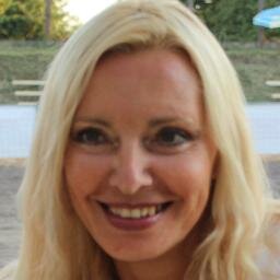 Занимаюсь бизнесом, обожаю играть в пляжный волейбол и танцевать. Ещё много чего люблю, но не успеваю насладиться :)