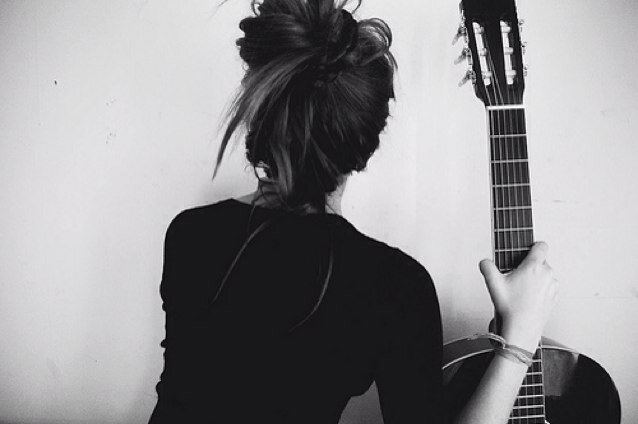 Im carly i LOVE food. I love movies. I HATE when girls fan girl aka infront of one direction. Brown long hair and brown eyes. I play the guitar. Country life.