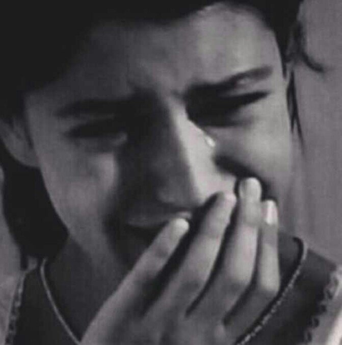 ‏بَعد كُل مَرة آقضيہا مَعك في آلحَديث يقتحمني سُؤآل كئيب .. * كيف سَ آعيش بدونِك ​​​​​​​​​​​​​​​​'