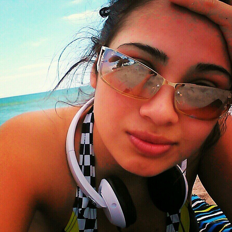 Furthest thing from perfect. Recklessly impulsive. Dreamer. semi-plan maker. Expensive taste. Instagram @m_gonz0